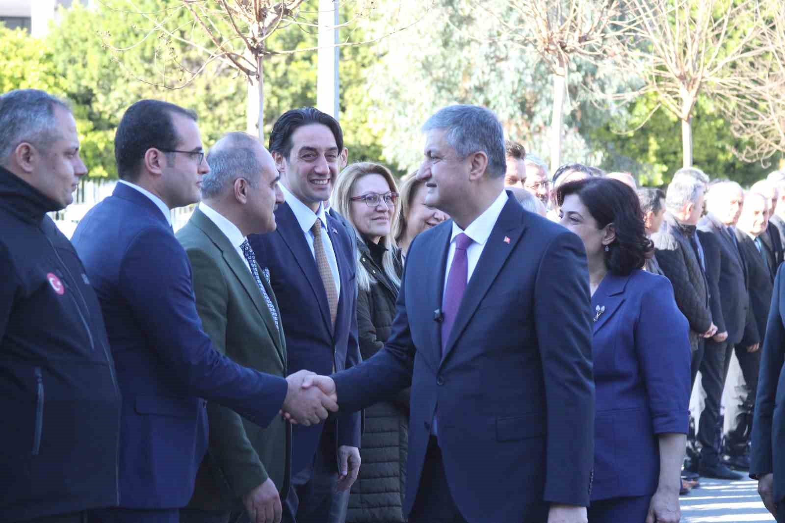 Adana Valisi göreve başladı, ilk mesajı suç işleyenlere oldu
