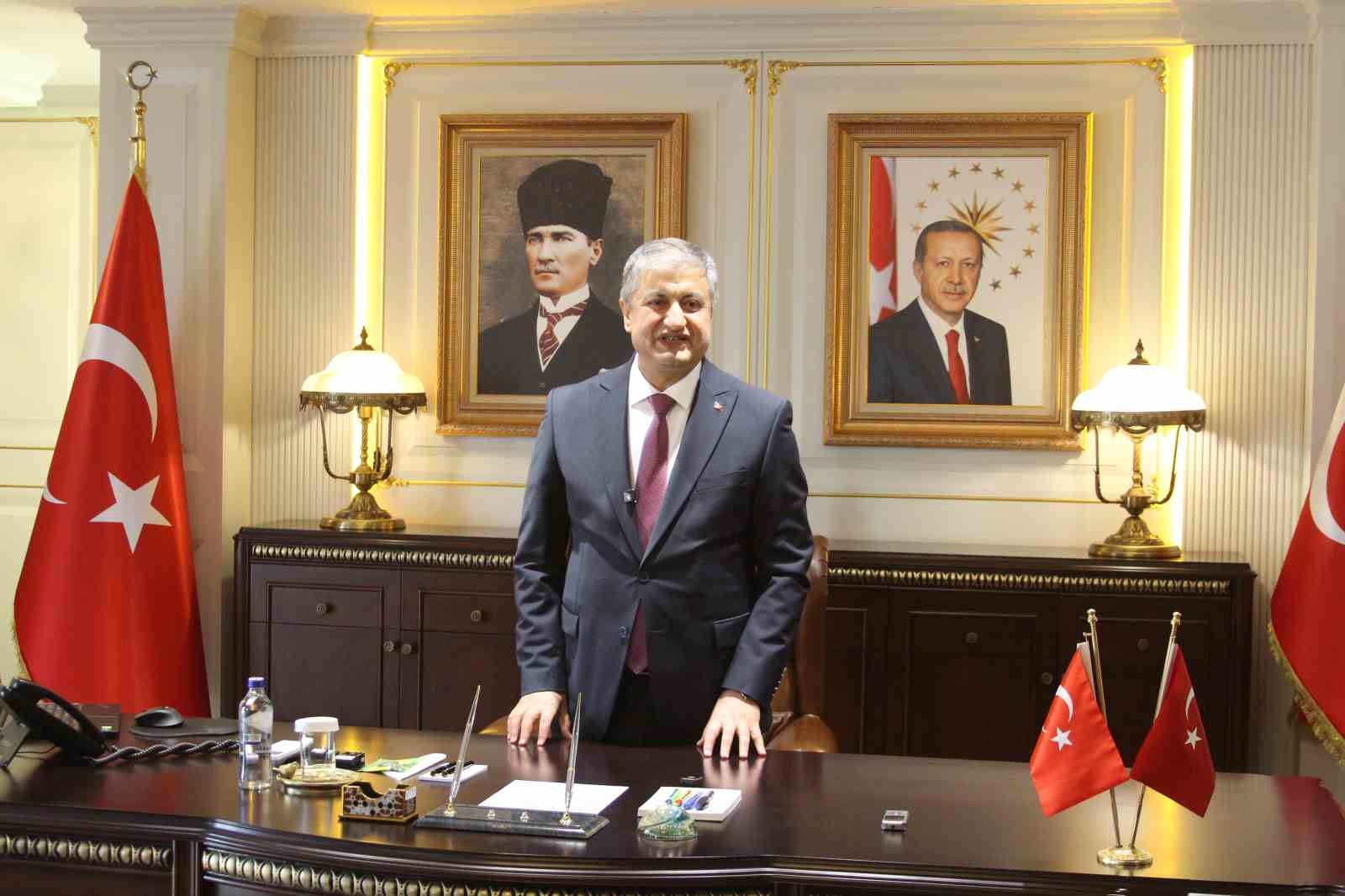 Adana Valisi göreve başladı, ilk mesajı suç işleyenlere oldu
