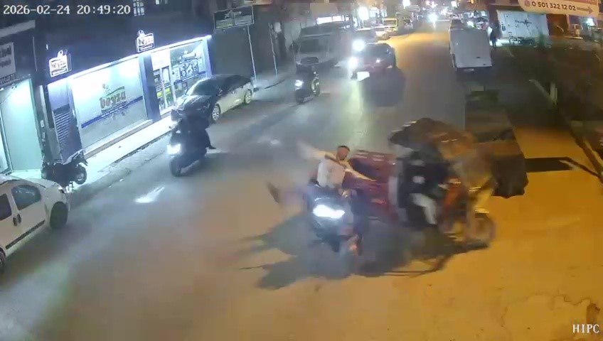 Adana’da 2 motosiklet çarpıştı... Kaza anı kamerada
