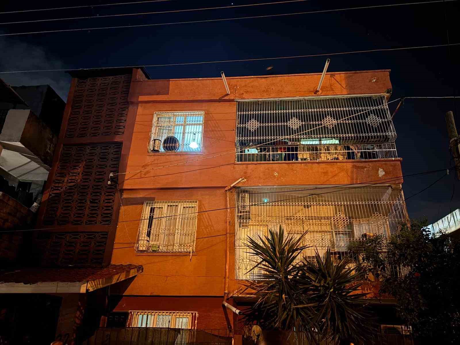 Adana’da 3 katlı binada patlama: 2 ağır yaralı
