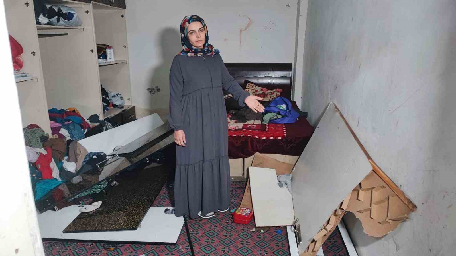 Adana’da 4 çocuk annesinin ’Ölmek istemiyorum’ feryadı: Kocası eşyaları parçaladı
Adana’da 4 çocuk annesinin ’Ölmek istemiyorum’ feryadı: Kocası eşyaları parçaladı