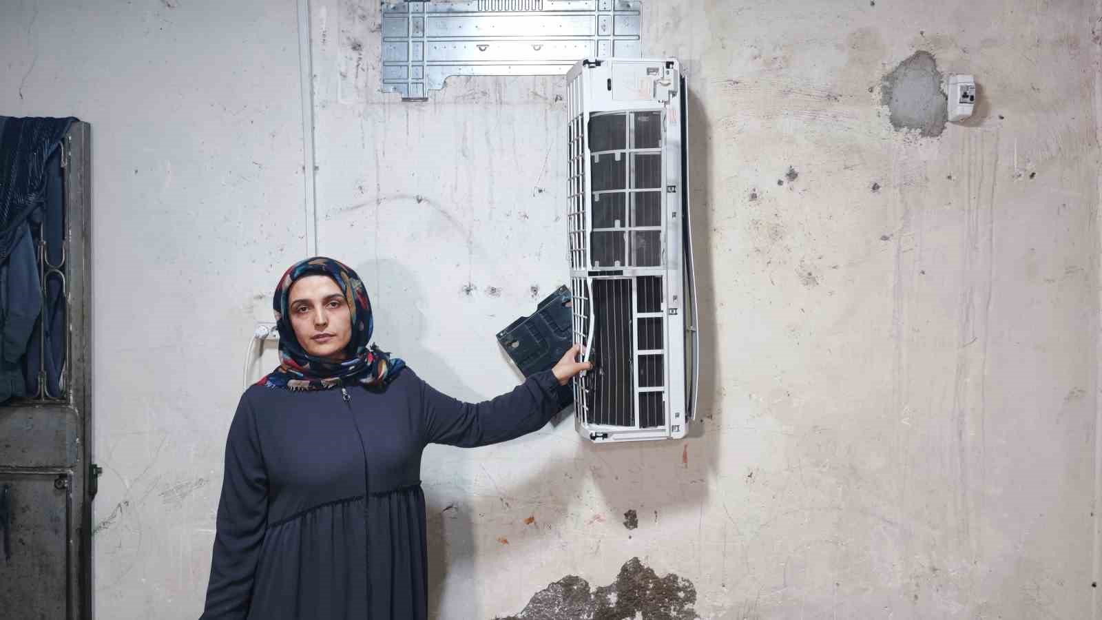 Adana’da 4 çocuk annesinin ’Ölmek istemiyorum’ feryadı: Kocası eşyaları parçaladı
Adana’da 4 çocuk annesinin ’Ölmek istemiyorum’ feryadı: Kocası eşyaları parçaladı