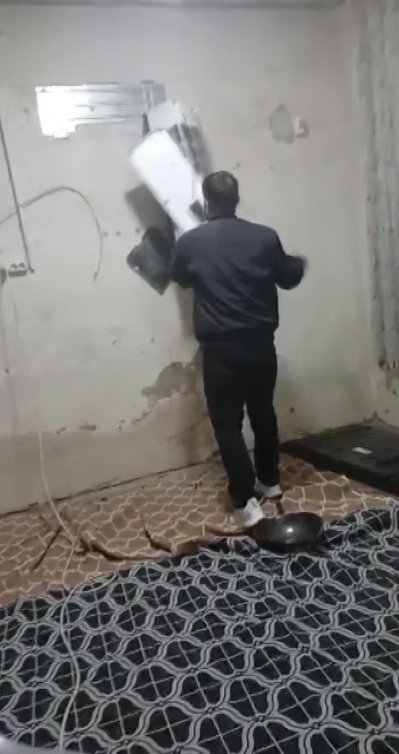 Adana’da 4 çocuk annesinin ’Ölmek istemiyorum’ feryadı: Kocası eşyaları parçaladı
Adana’da 4 çocuk annesinin ’Ölmek istemiyorum’ feryadı: Kocası eşyaları parçaladı