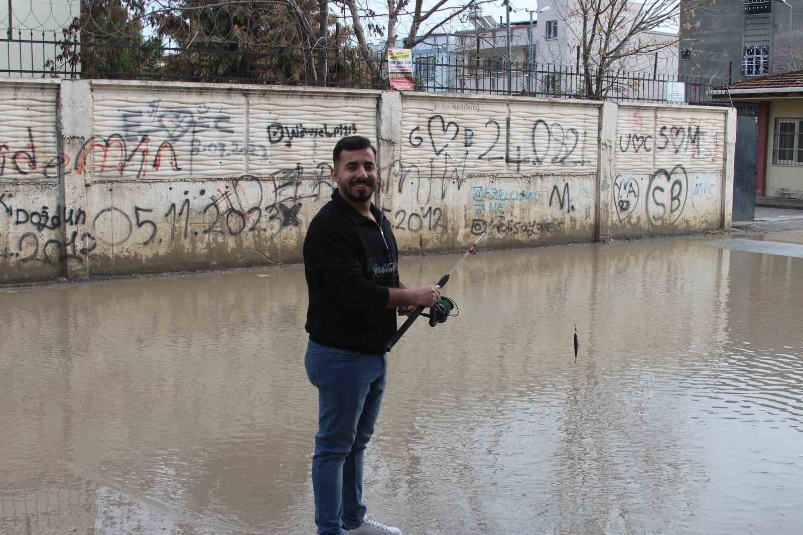 Adana’da altyapı isyanı: Esnaf göle dönen sokakta olta attı
