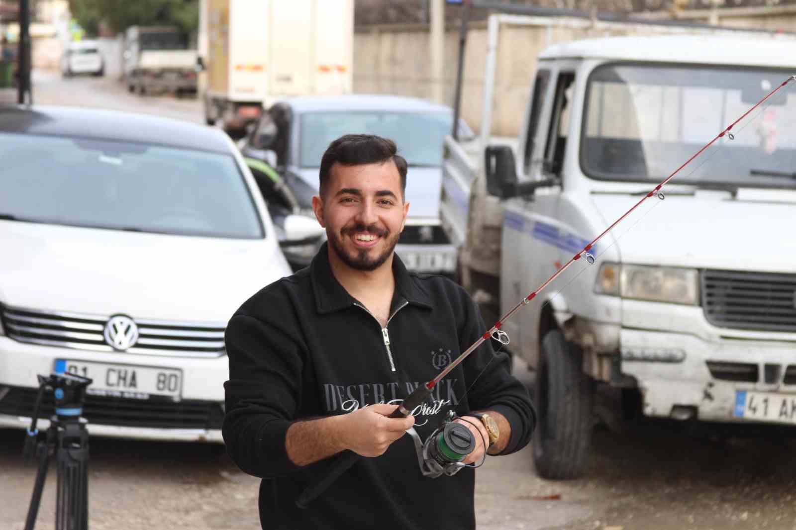 Adana’da altyapı isyanı: Esnaf göle dönen sokakta olta attı
