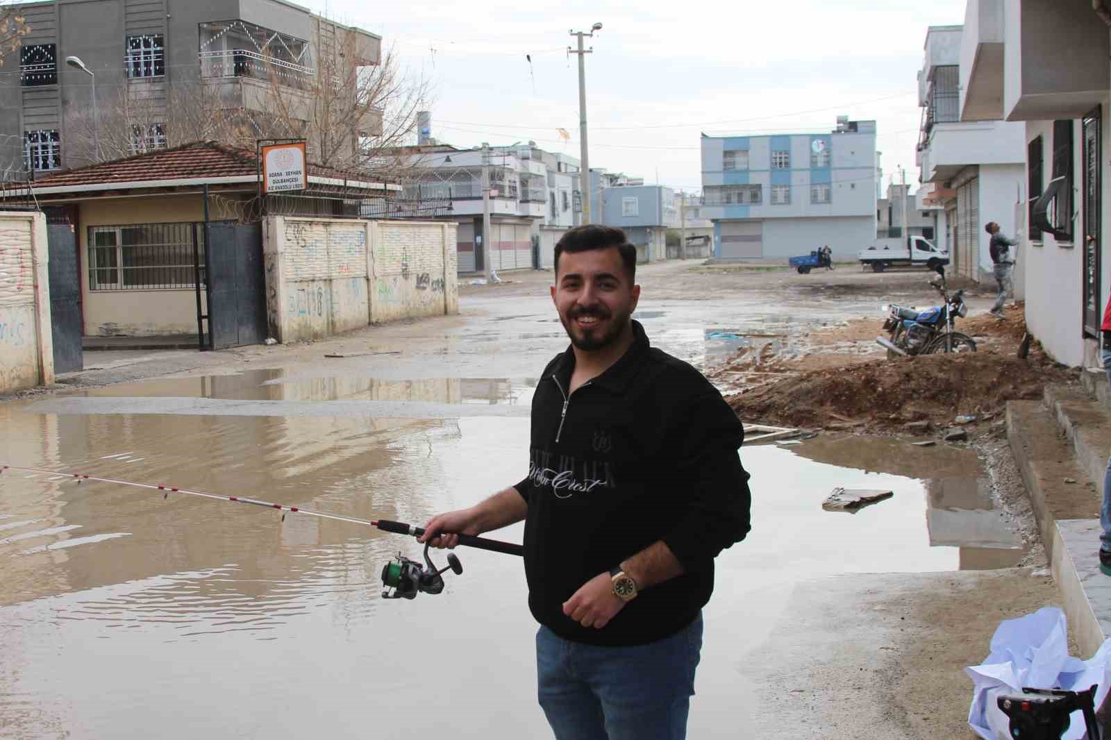 Adana’da altyapı isyanı: Esnaf göle dönen sokakta olta attı
