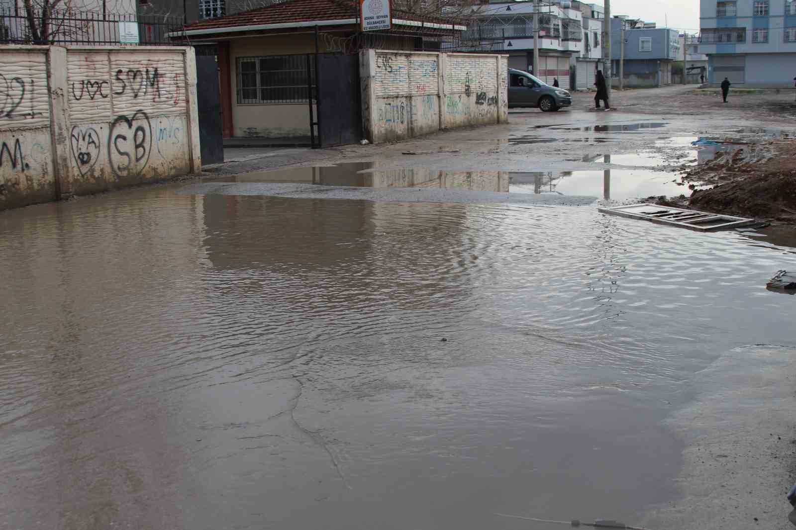 Adana’da altyapı isyanı: Esnaf göle dönen sokakta olta attı
