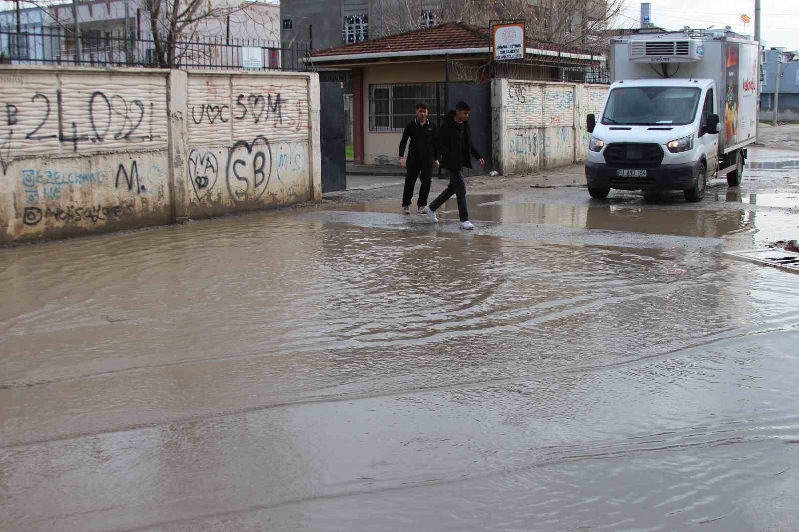 Adana’da altyapı isyanı: Esnaf göle dönen sokakta olta attı

