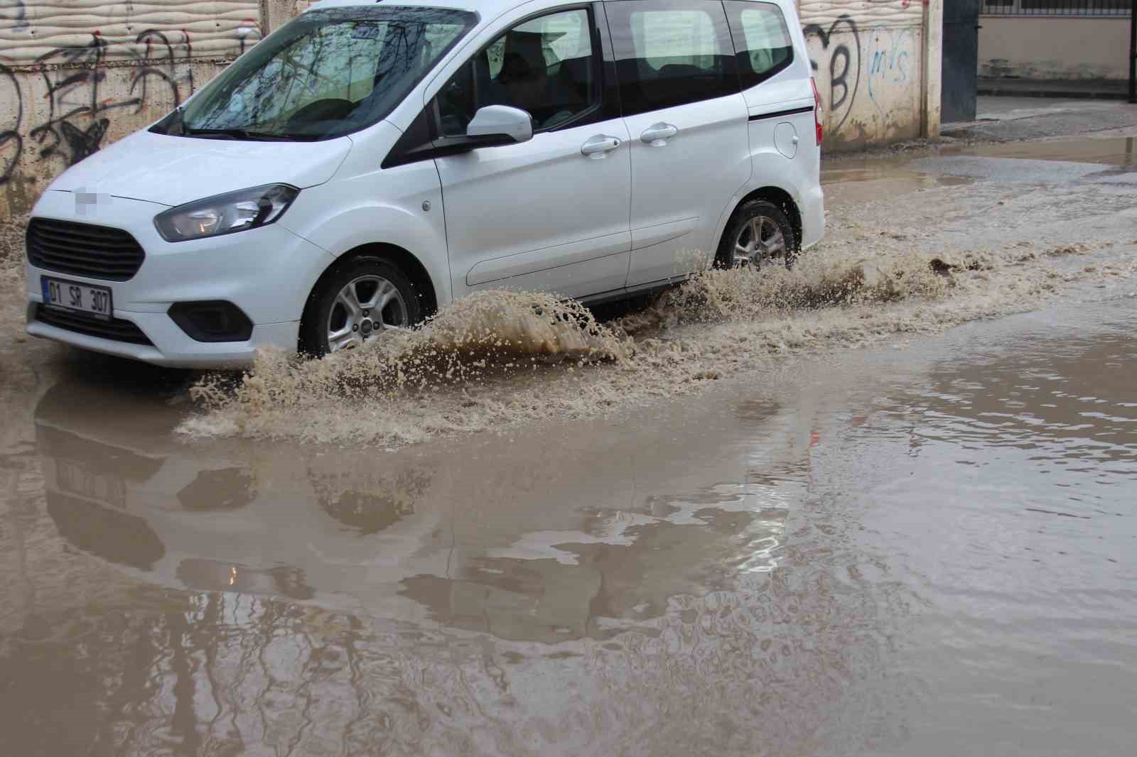 Adana’da altyapı isyanı: Esnaf göle dönen sokakta olta attı
