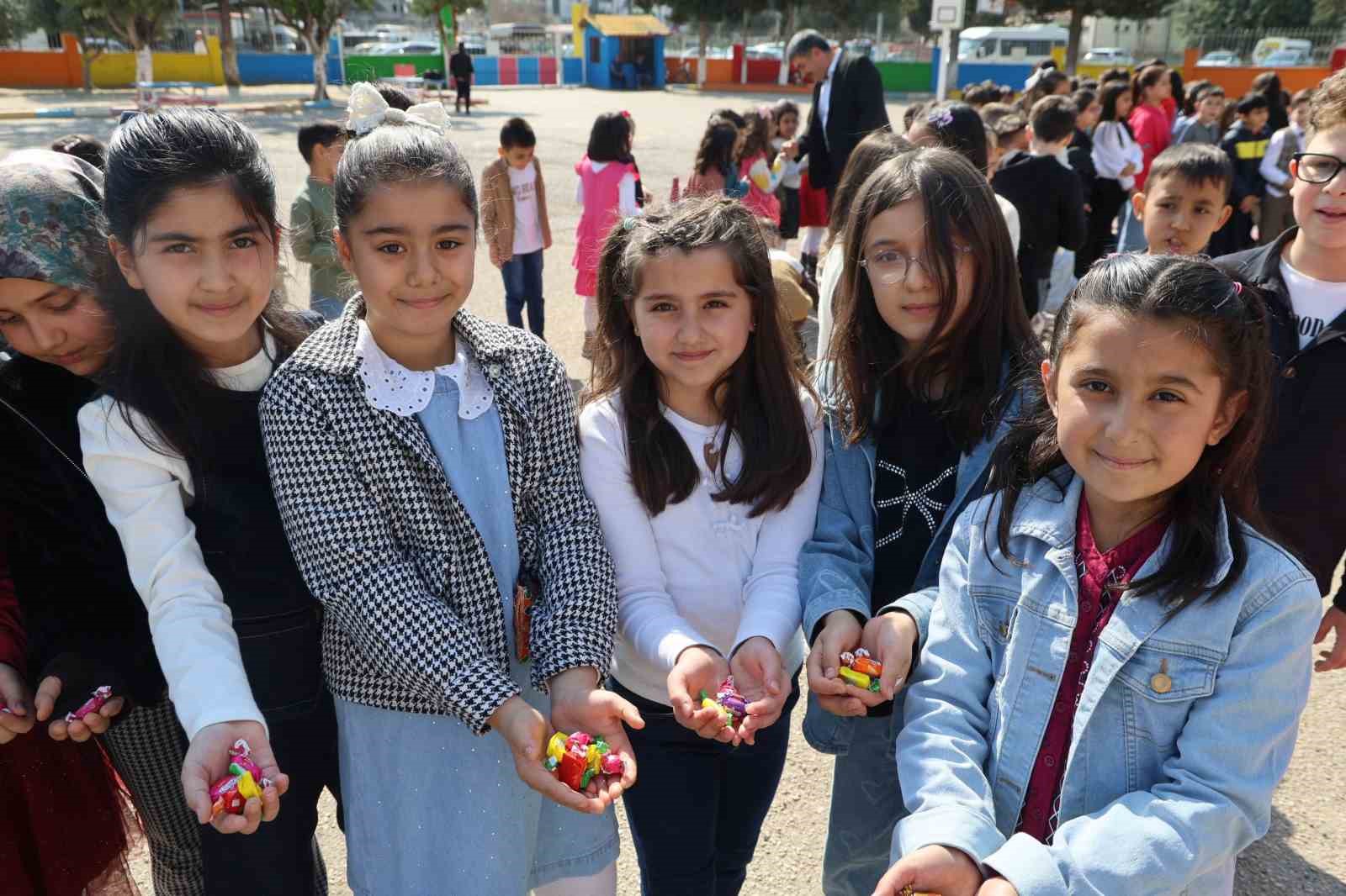 Adana’da ara tatile giren öğrenciler okul bahçesinde bayramlaştı
