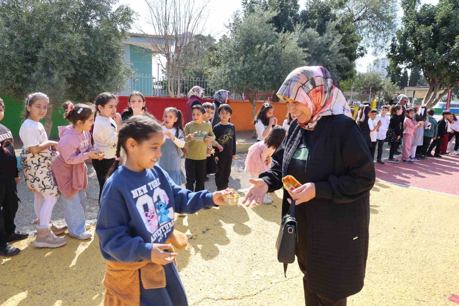 Adana’da ara tatile giren öğrenciler okul bahçesinde bayramlaştı
