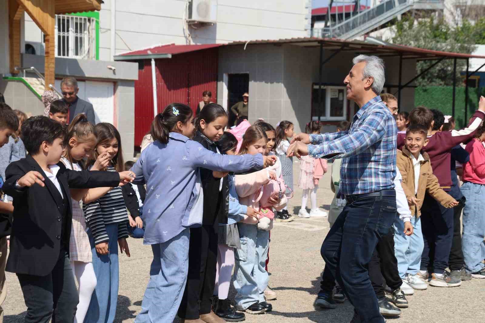 Adana’da ara tatile giren öğrenciler okul bahçesinde bayramlaştı
