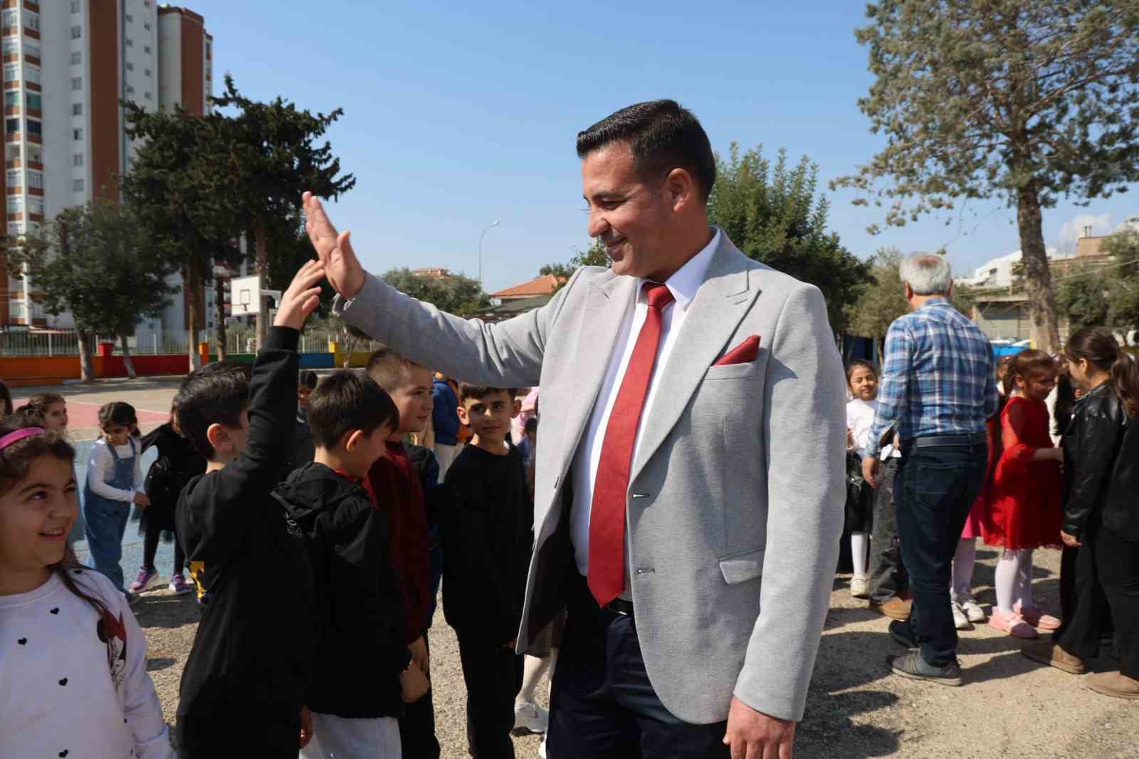 Adana’da ara tatile giren öğrenciler okul bahçesinde bayramlaştı
