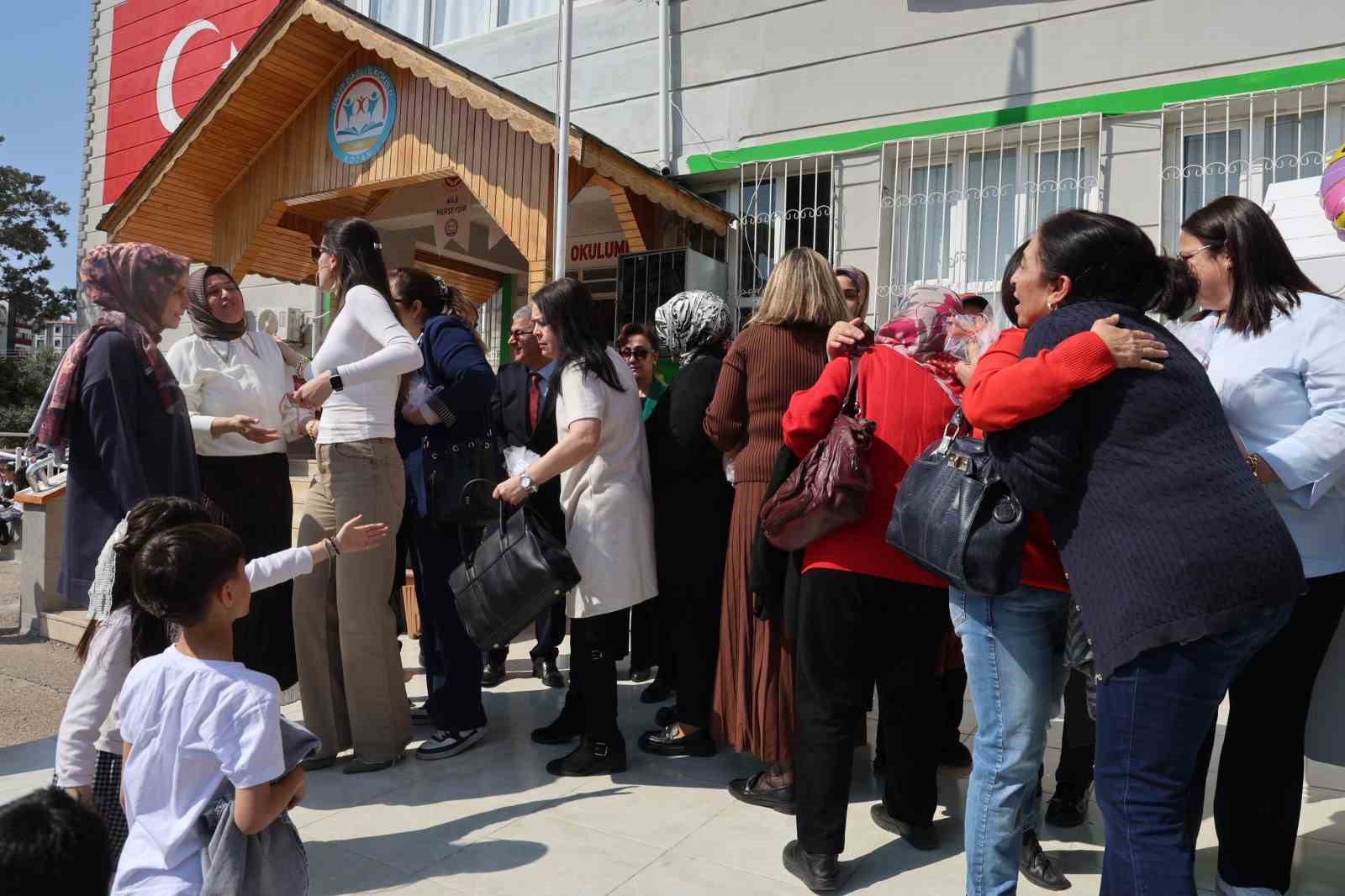 Adana’da ara tatile giren öğrenciler okul bahçesinde bayramlaştı
