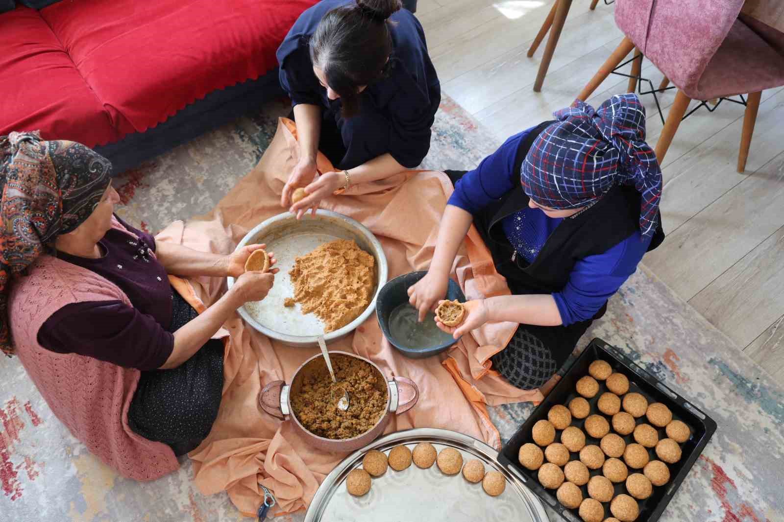 Adana’da bayram sofralarının vazgeçilmezi içli köfte mesaisi başladı
