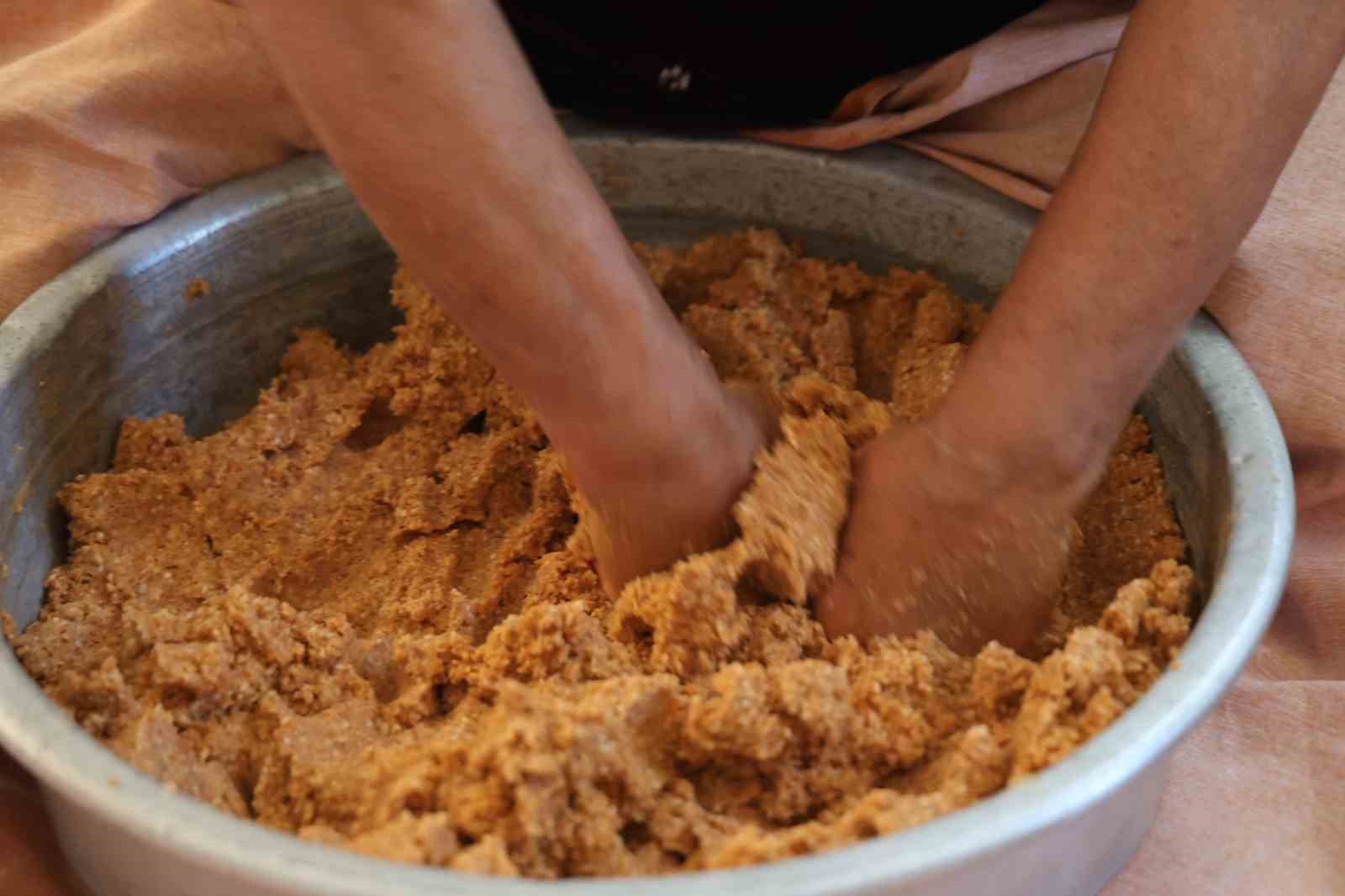 Adana’da bayram sofralarının vazgeçilmezi içli köfte mesaisi başladı
