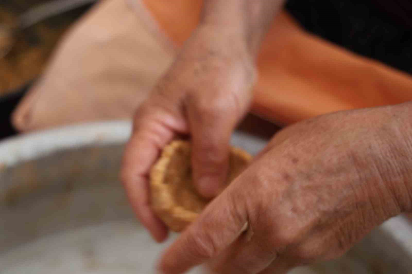 Adana’da bayram sofralarının vazgeçilmezi içli köfte mesaisi başladı
