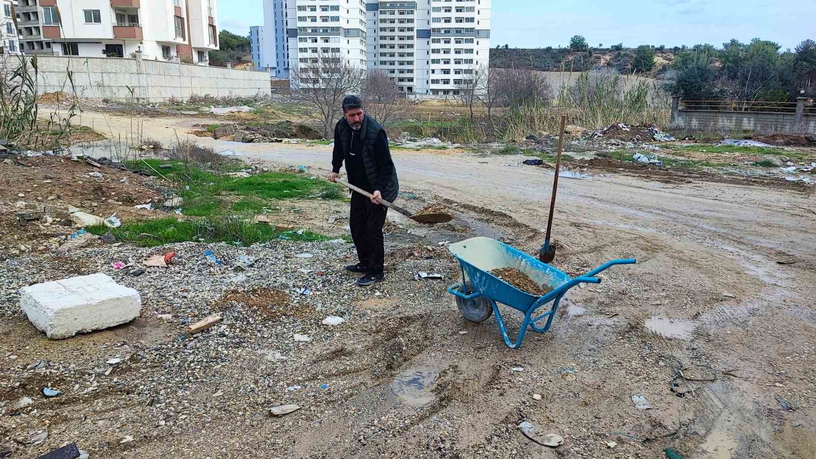 Adana’da belediyenin kapatmadığı çukurları vatandaş kapattı
