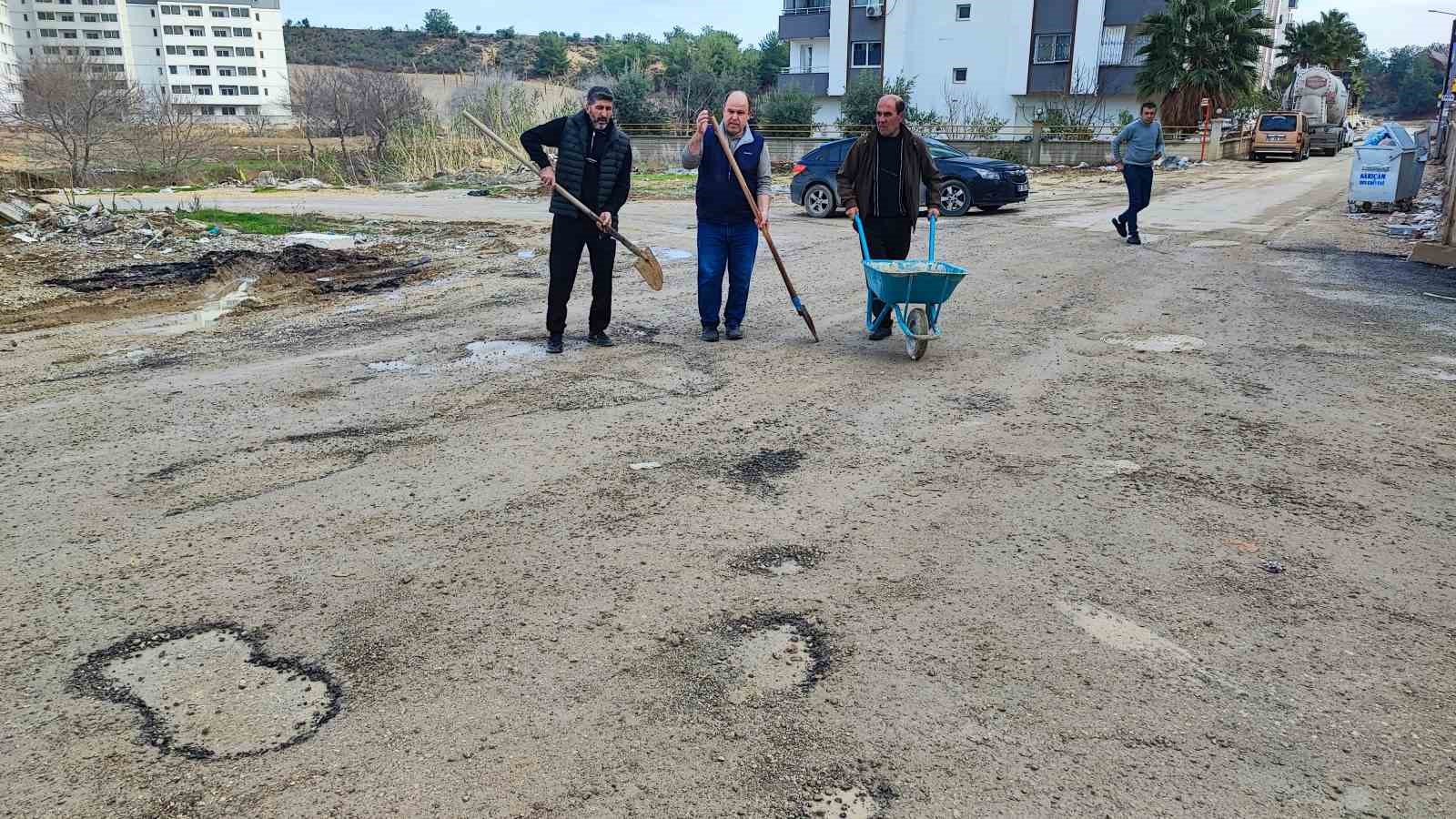 Adana’da belediyenin kapatmadığı çukurları vatandaş kapattı

