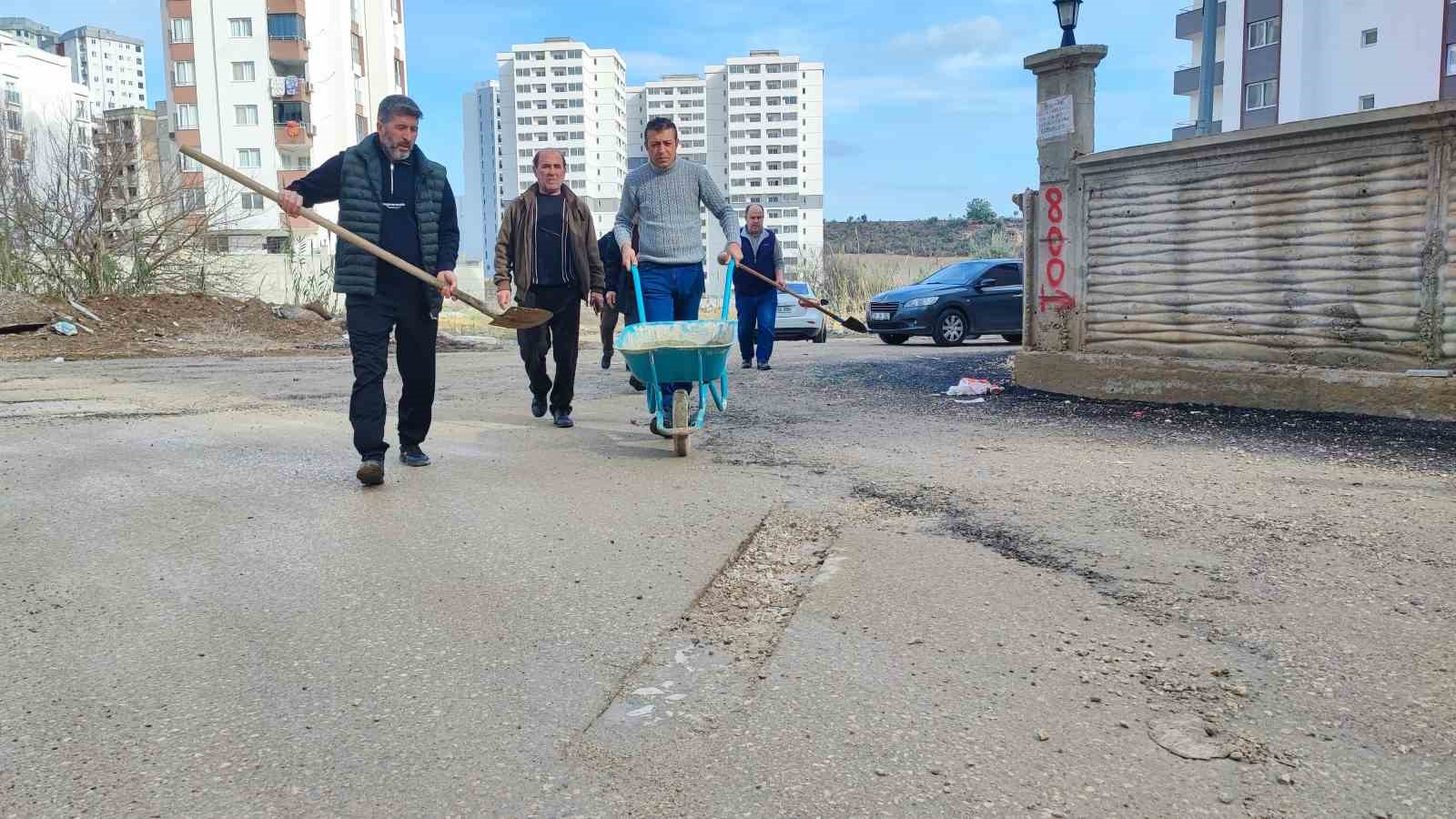Adana’da belediyenin kapatmadığı çukurları vatandaş kapattı
