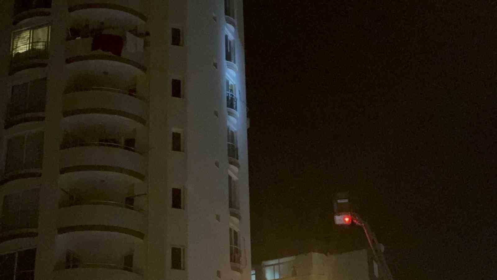 Adana’da bir genç elindeki kolonya şişesiyle dehşet saçtı: "Kendimi ve evi yakacağım"
