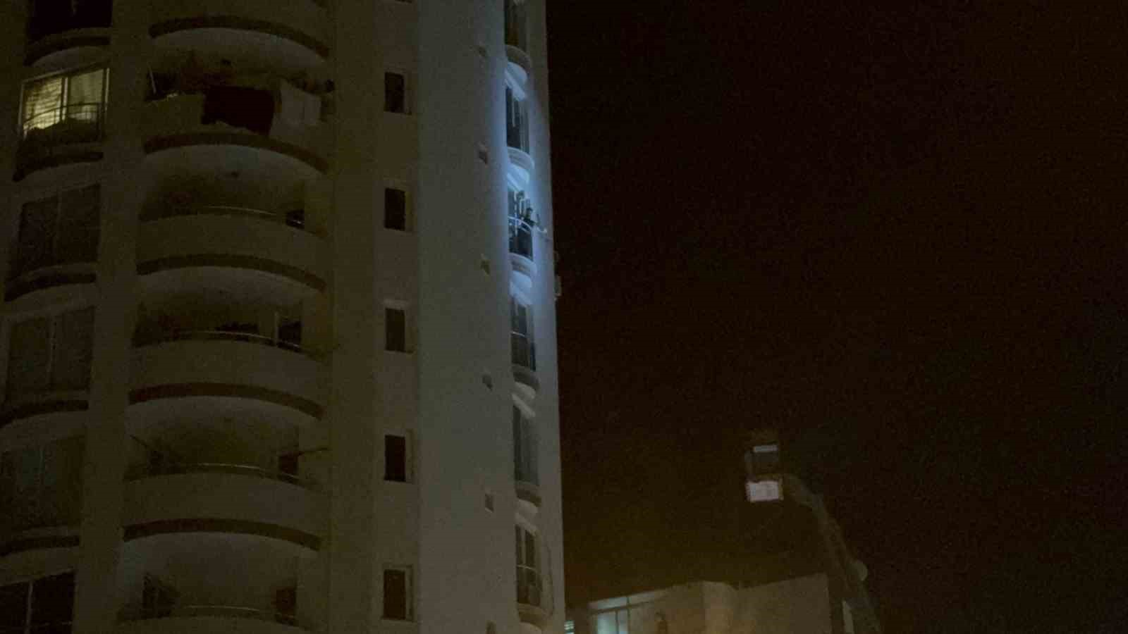 Adana’da bir genç elindeki kolonya şişesiyle dehşet saçtı: "Kendimi ve evi yakacağım"
