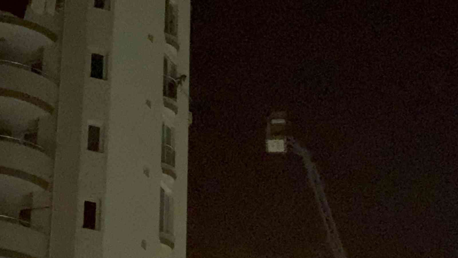 Adana’da bir genç elindeki kolonya şişesiyle dehşet saçtı: "Kendimi ve evi yakacağım"
