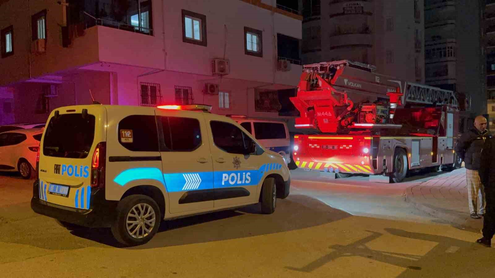 Adana’da bir genç elindeki kolonya şişesiyle dehşet saçtı: "Kendimi ve evi yakacağım"
