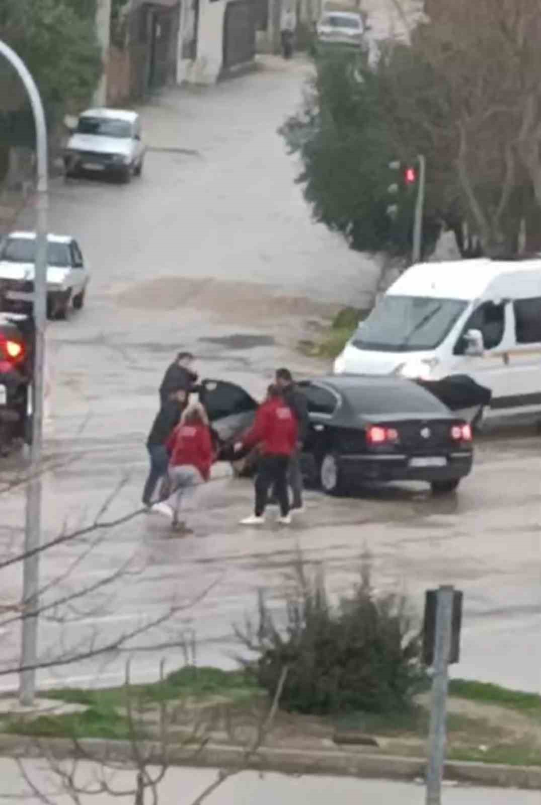 Adana’da bir kadının karıştığı sopalı kavga görüntülendi
