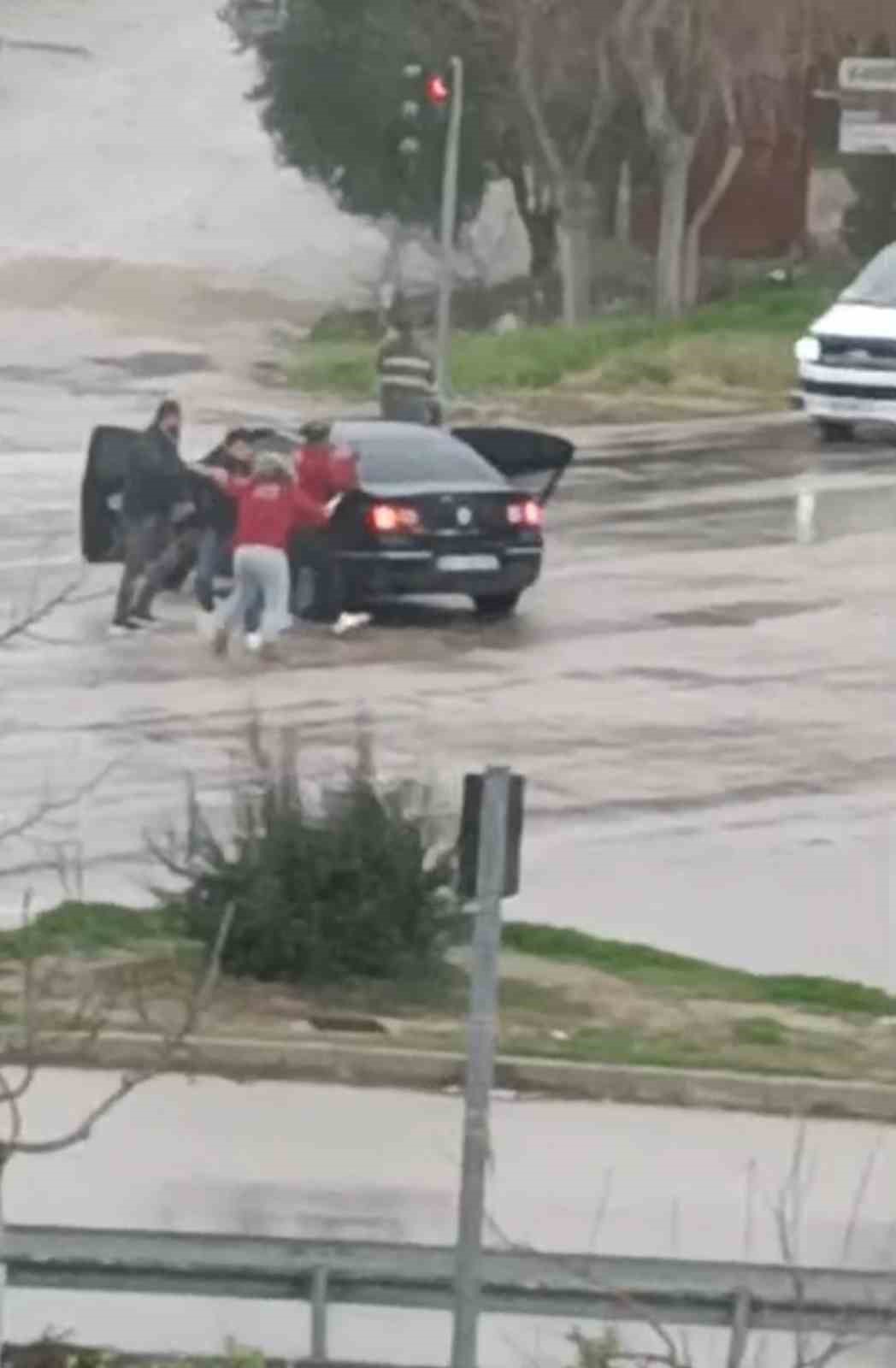 Adana’da bir kadının karıştığı sopalı kavga görüntülendi
