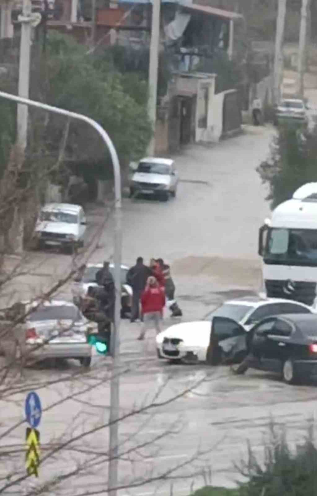 Adana’da bir kadının karıştığı sopalı kavga görüntülendi
