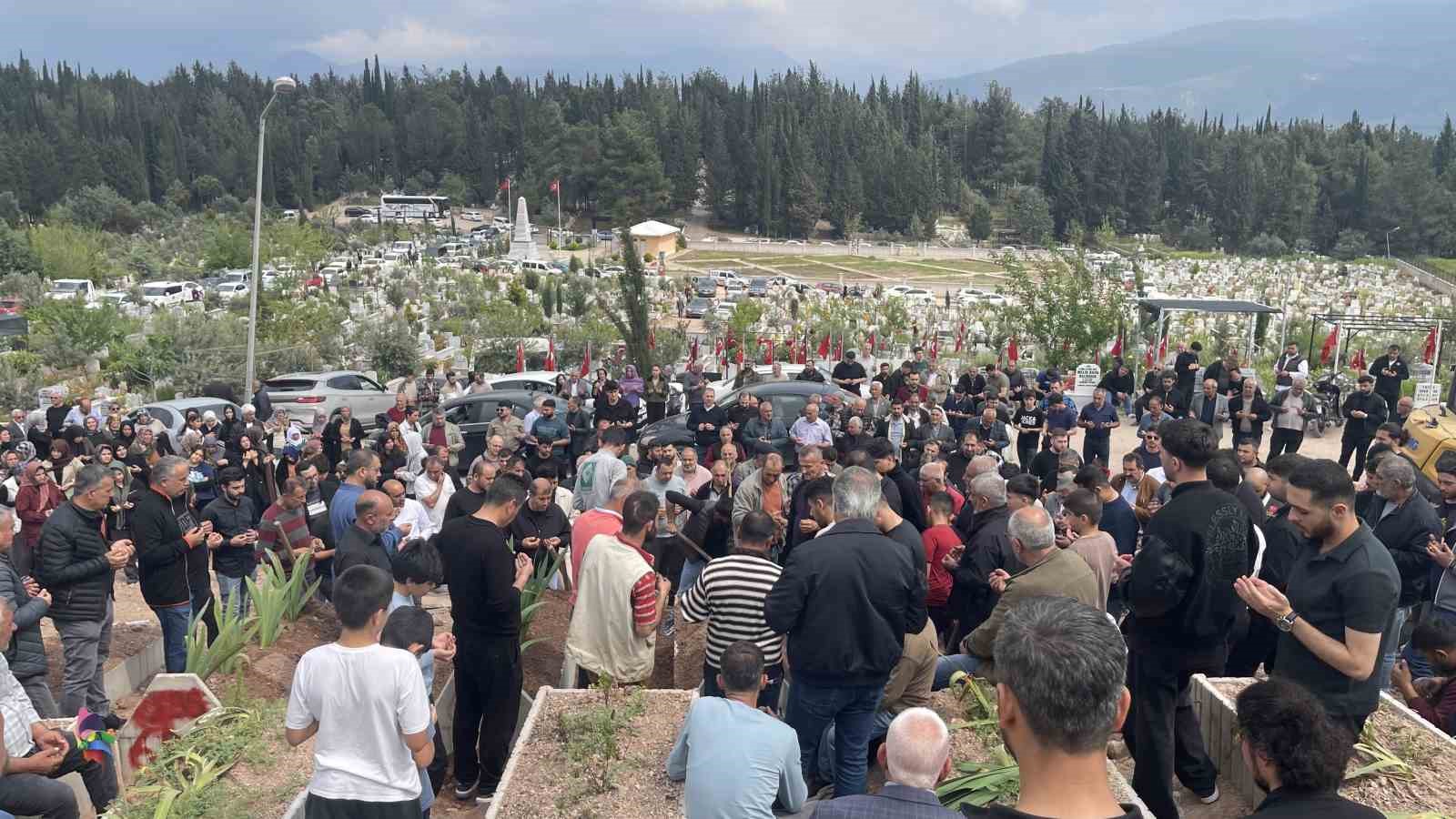 Adana’da boğulan üniversiteli genç, Osmaniye’de gözyaşlarıyla defnedildi
