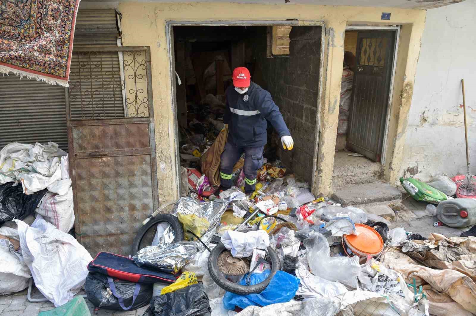 Adana’da çöp ev temizlendi
