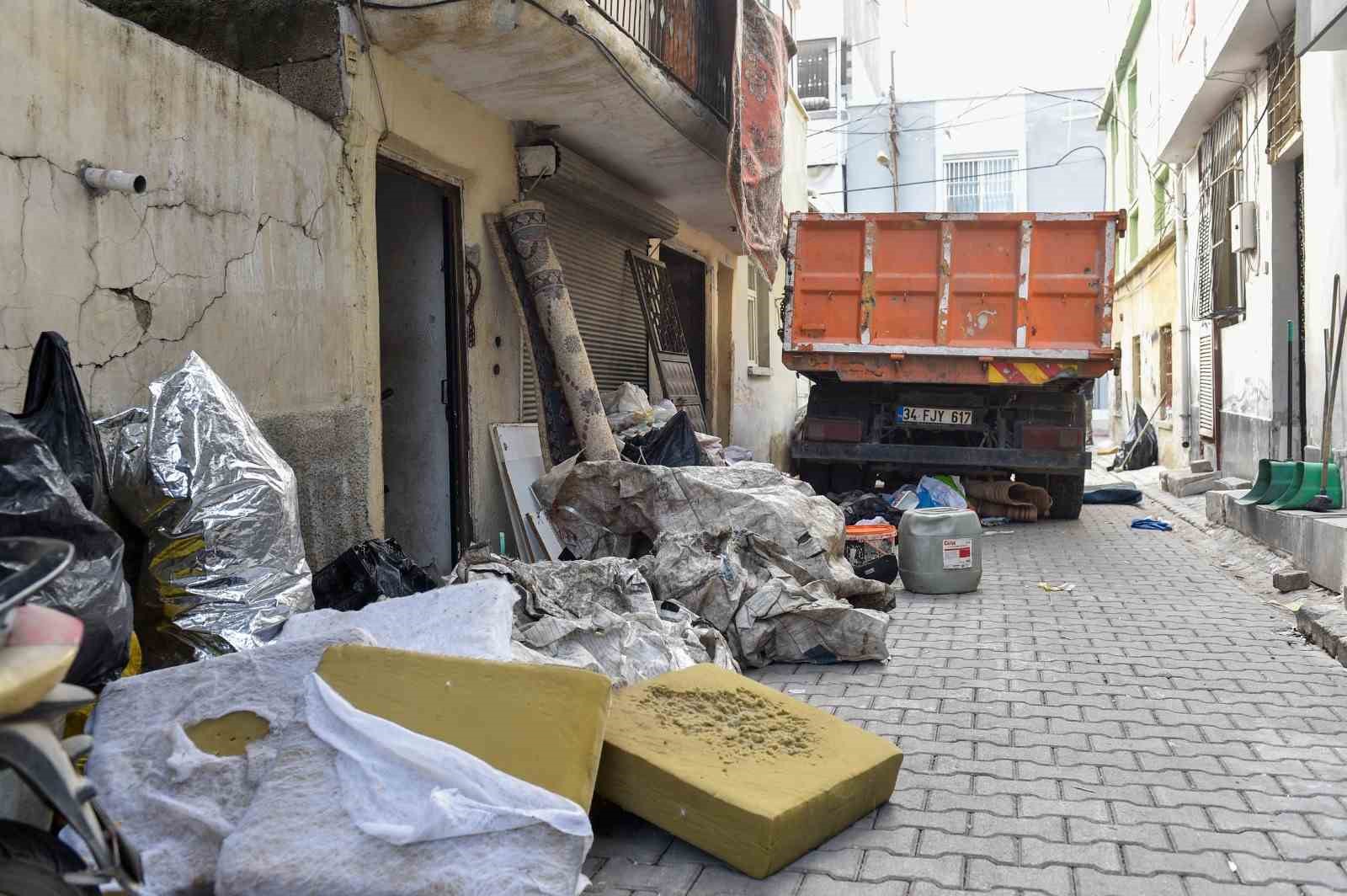 Adana’da çöp ev temizlendi
