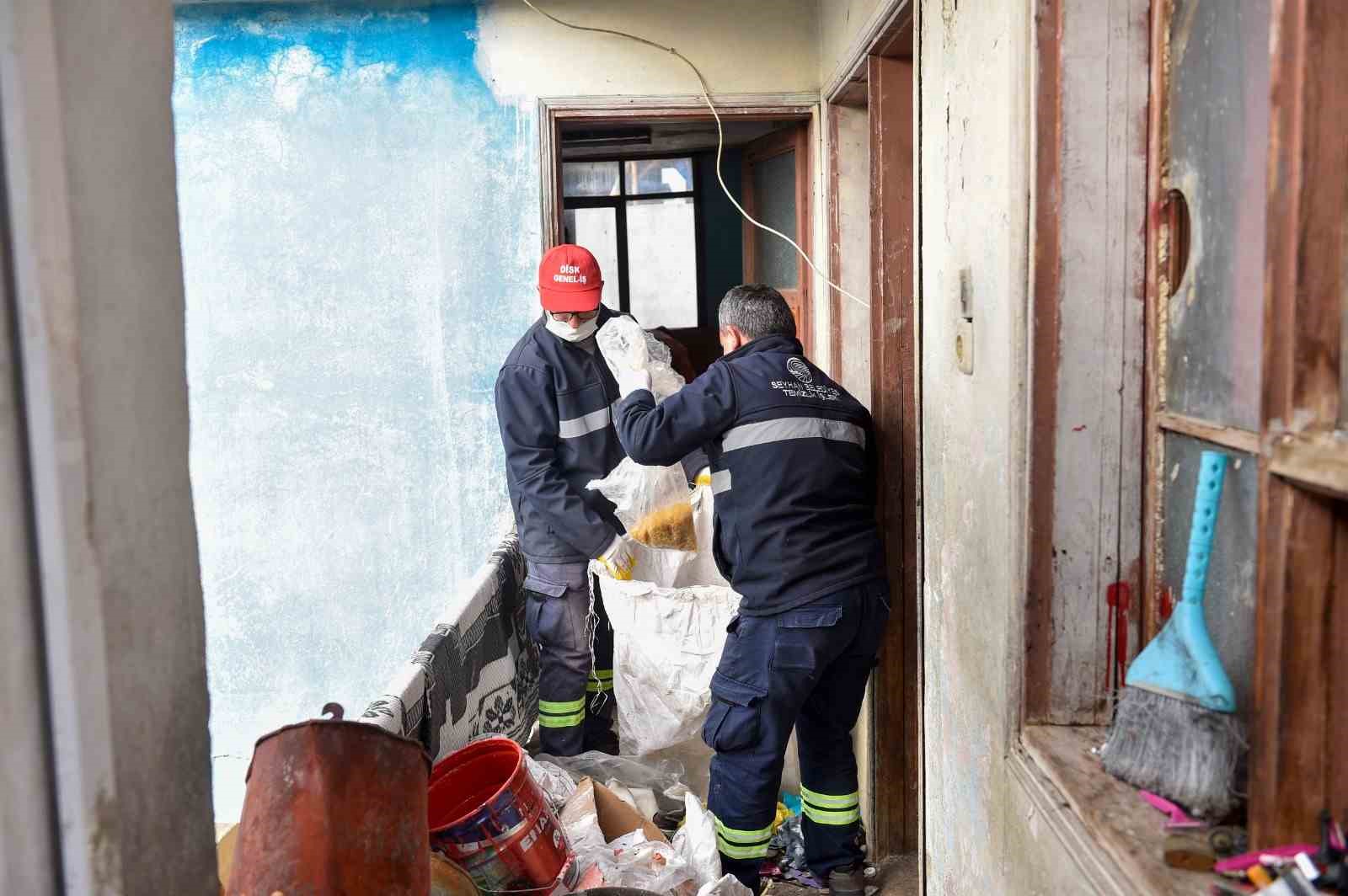 Adana’da çöp ev temizlendi
