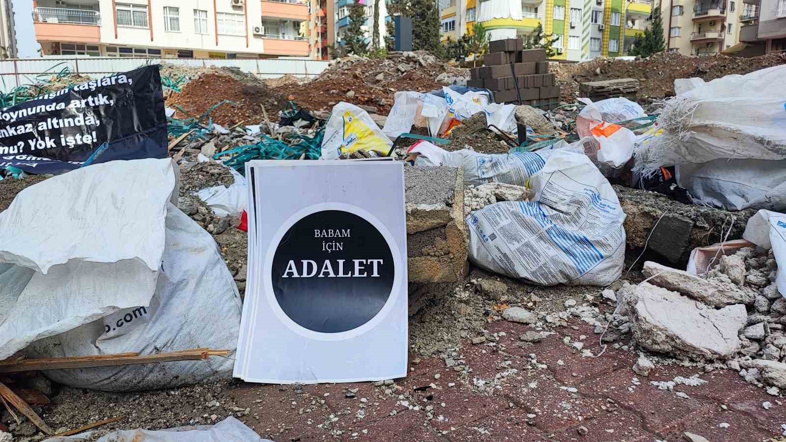 Adana’da depremde 96 kişinin hayatını kaybettiği apartmanın yerinde gözyaşlarına boğuldular
