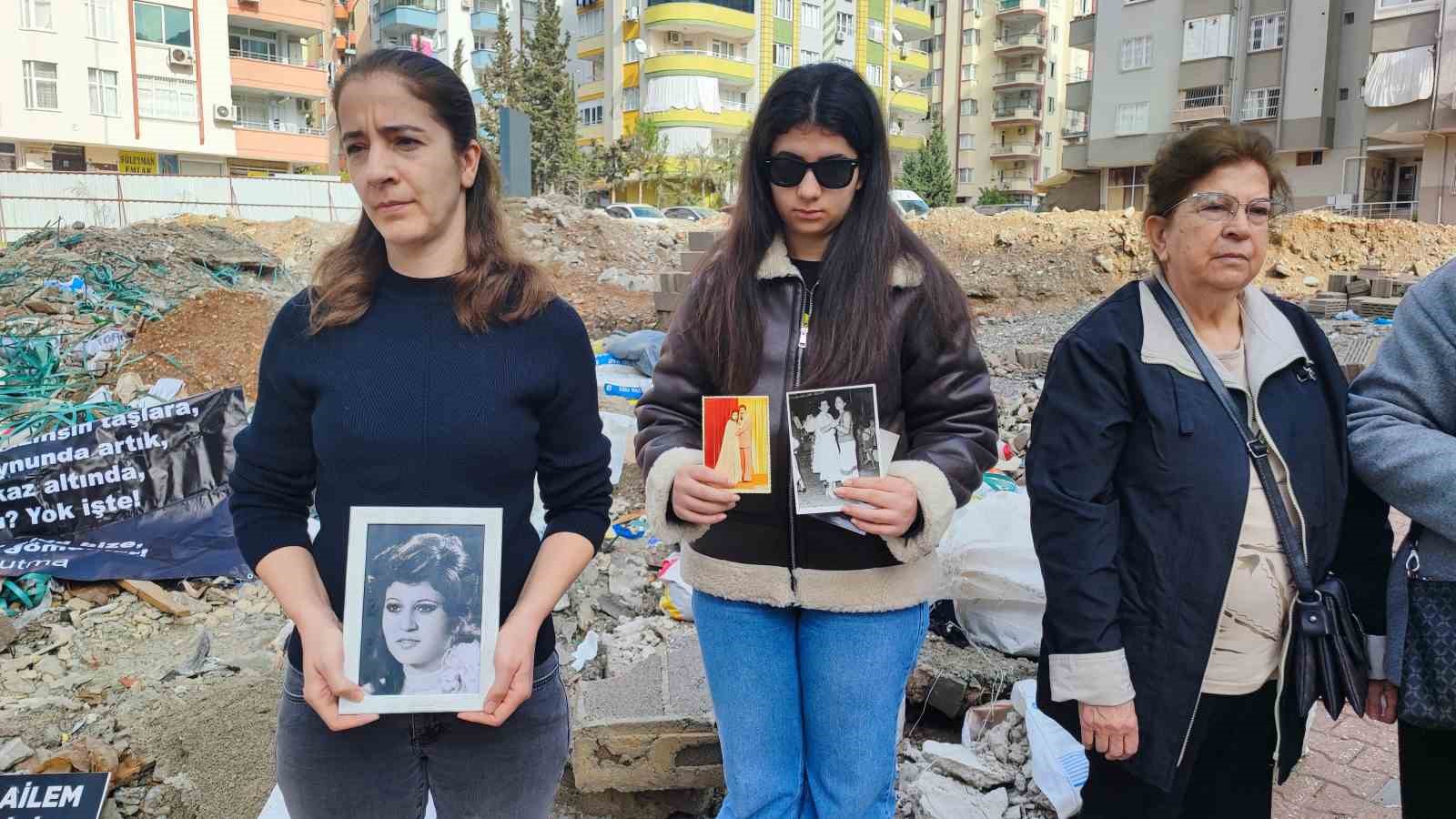 Adana’da depremde 96 kişinin hayatını kaybettiği apartmanın yerinde gözyaşlarına boğuldular
