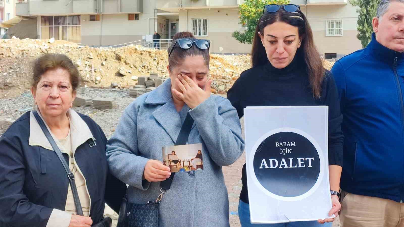 Adana’da depremde 96 kişinin hayatını kaybettiği apartmanın yerinde gözyaşlarına boğuldular
