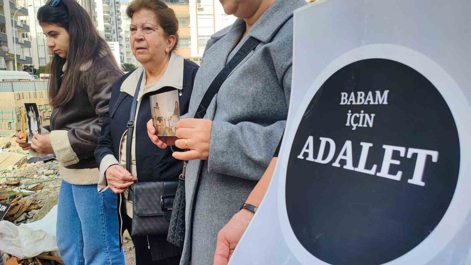 Adana’da depremde 96 kişinin hayatını kaybettiği apartmanın yerinde gözyaşlarına boğuldular
