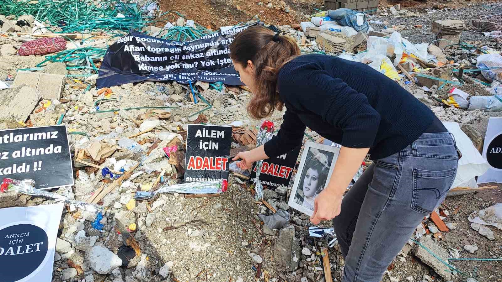 Adana’da depremde 96 kişinin hayatını kaybettiği apartmanın yerinde gözyaşlarına boğuldular
