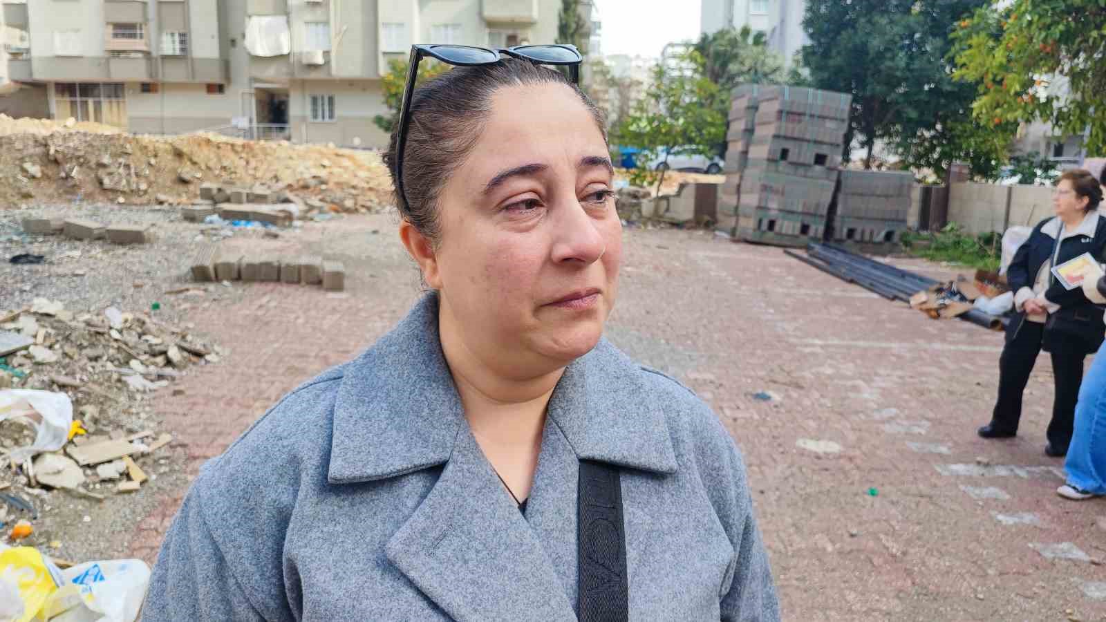 Adana’da depremde 96 kişinin hayatını kaybettiği apartmanın yerinde gözyaşlarına boğuldular
