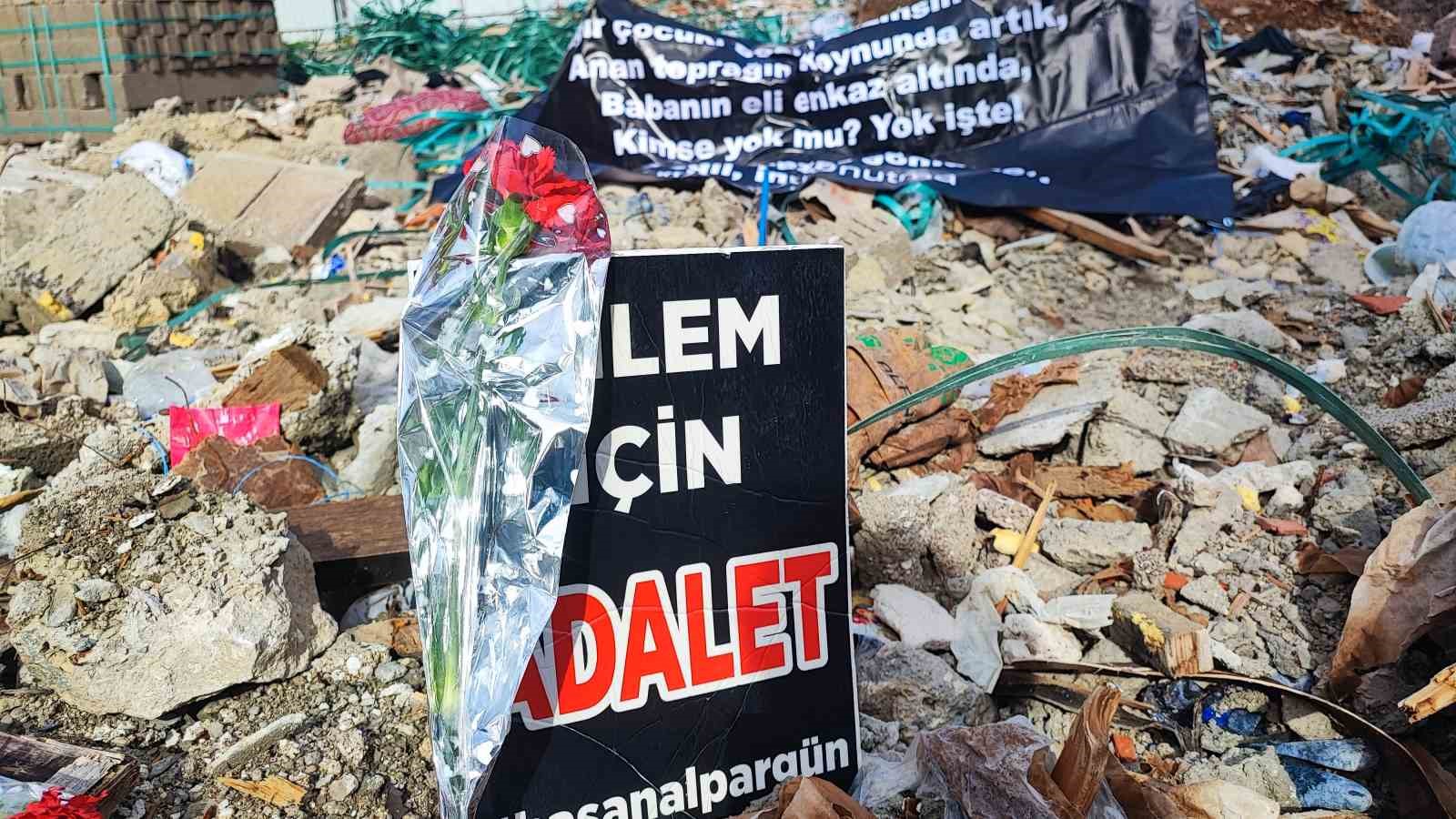 Adana’da depremde 96 kişinin hayatını kaybettiği apartmanın yerinde gözyaşlarına boğuldular
