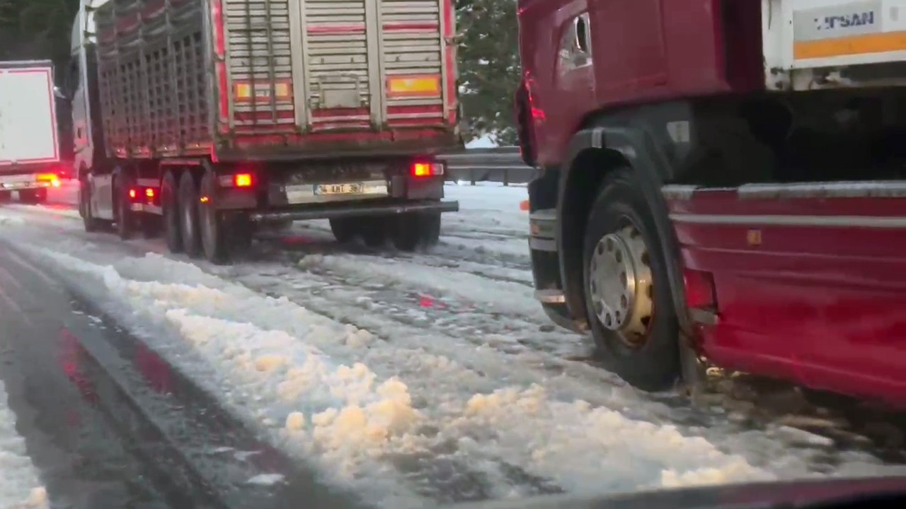 Adana’da dolu ulaşımda aksamalara neden oldu
