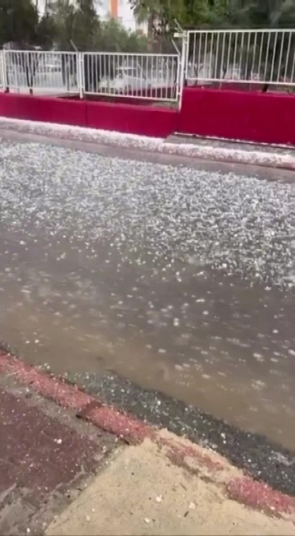 Adana’da dolu yağışı etkili oldu
