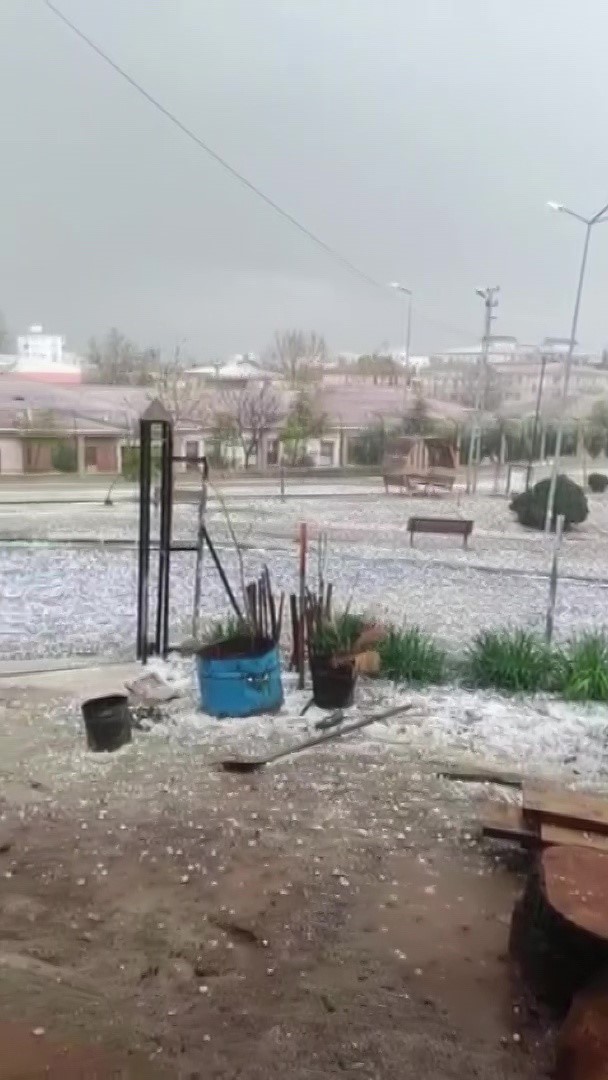 Adana’da dolu yağışı etkili oldu
