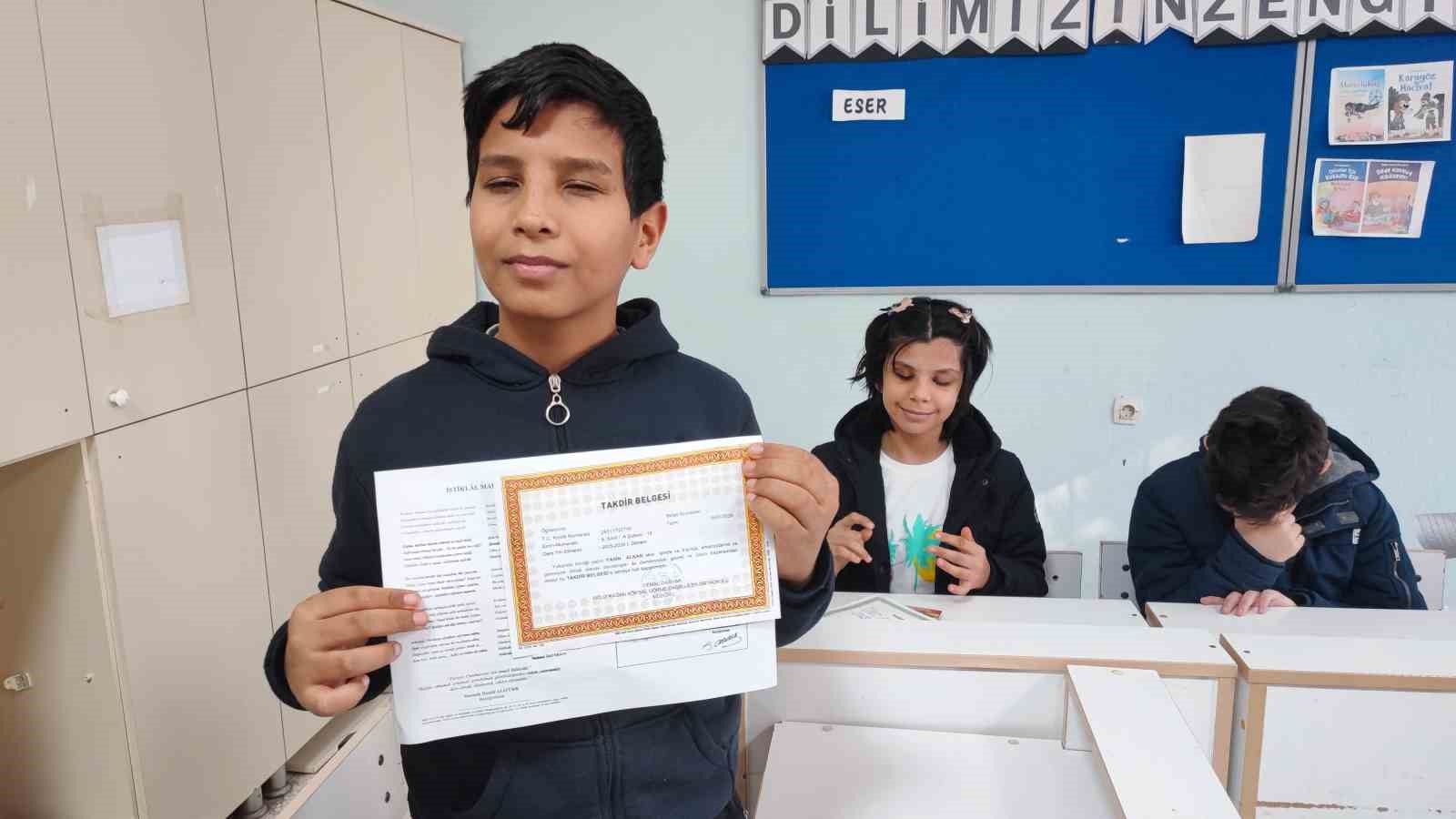 Adana’da engelleri aşan karne sevinci: Görme engelli öğrenciler ’’Braille alfabesi’’ ile hazırlanan karnelerini aldı
