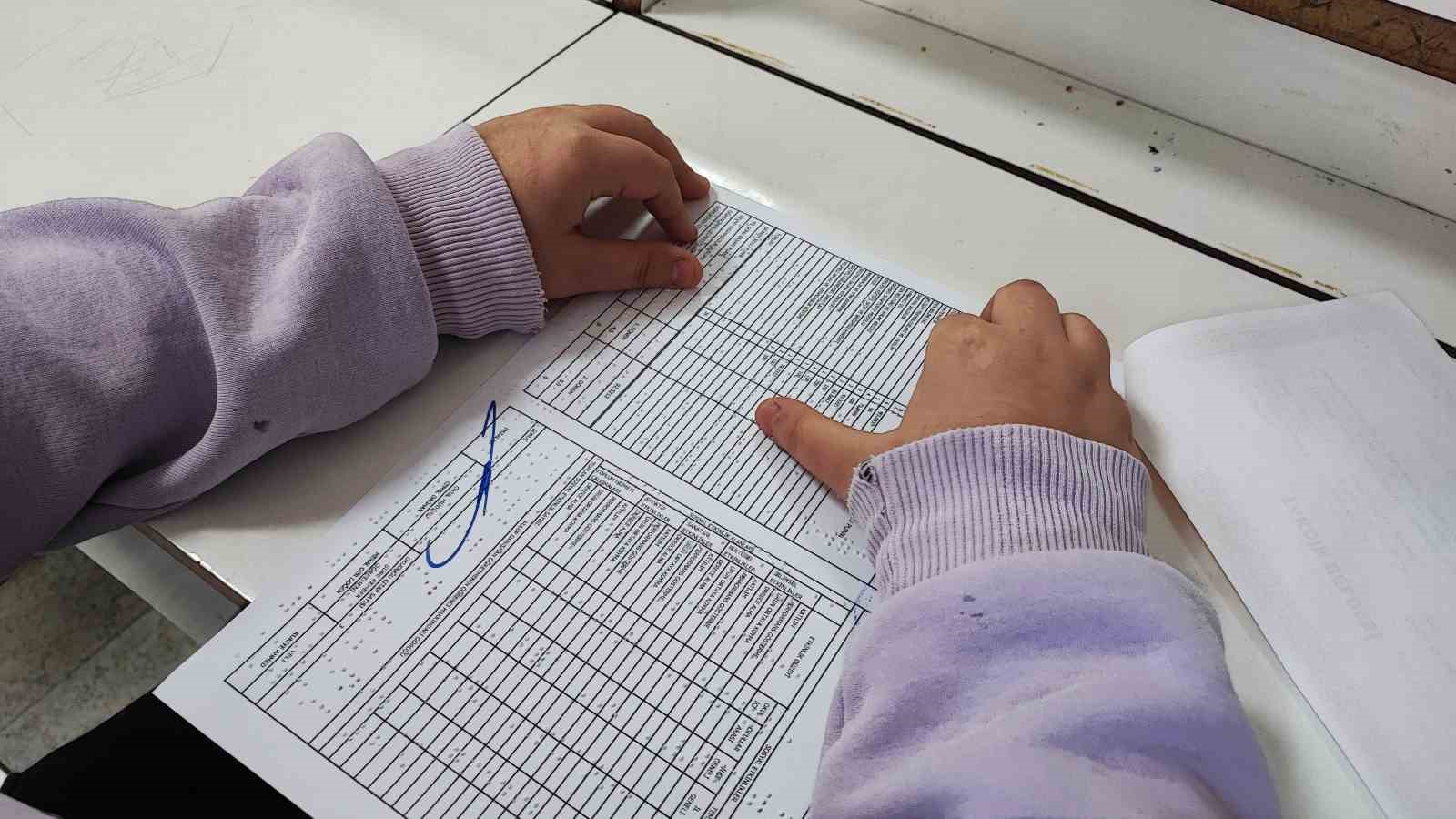 Adana’da engelleri aşan karne sevinci: Görme engelli öğrenciler ’’Braille alfabesi’’ ile hazırlanan karnelerini aldı
