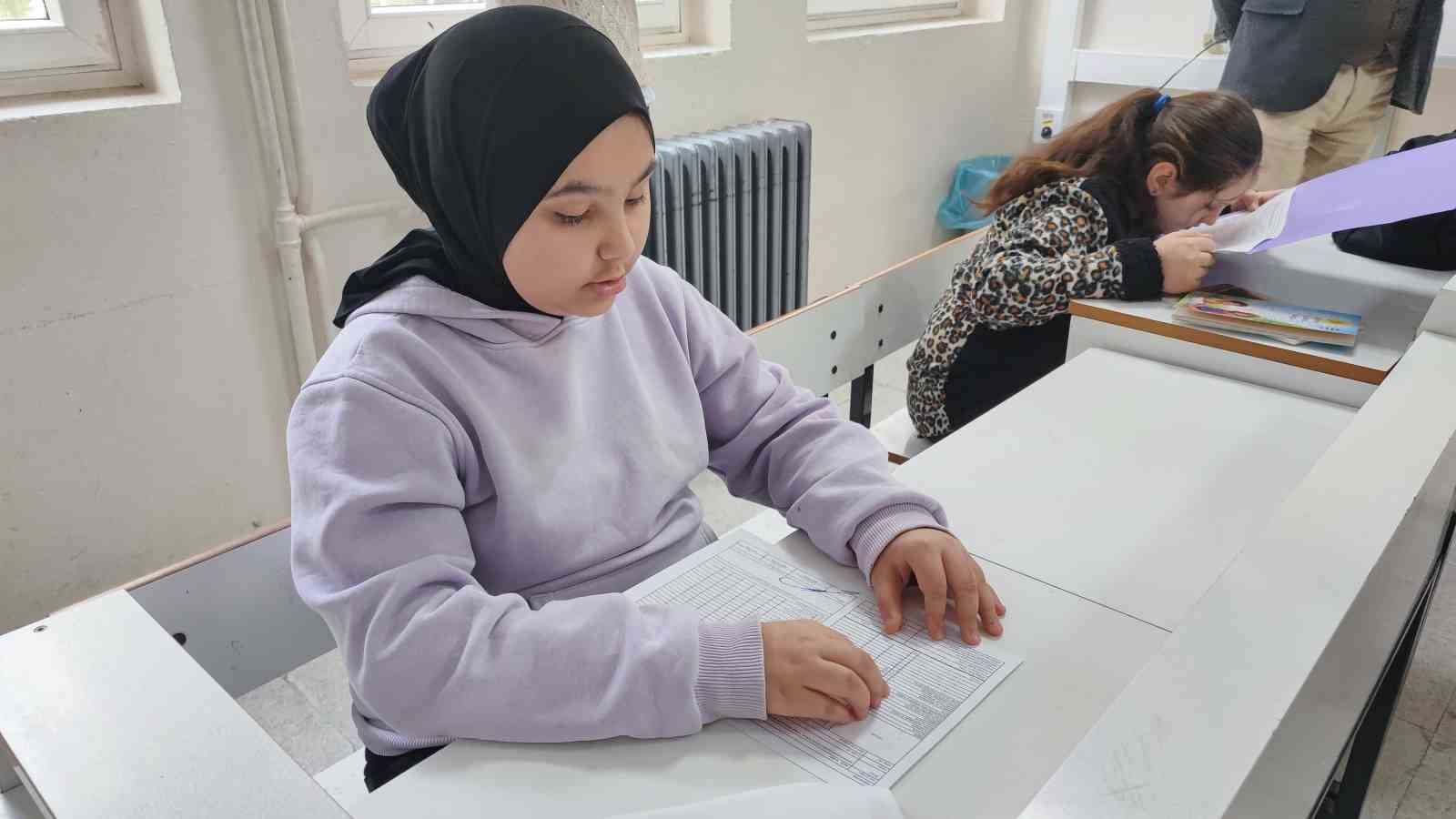 Adana’da engelleri aşan karne sevinci: Görme engelli öğrenciler ’’Braille alfabesi’’ ile hazırlanan karnelerini aldı
