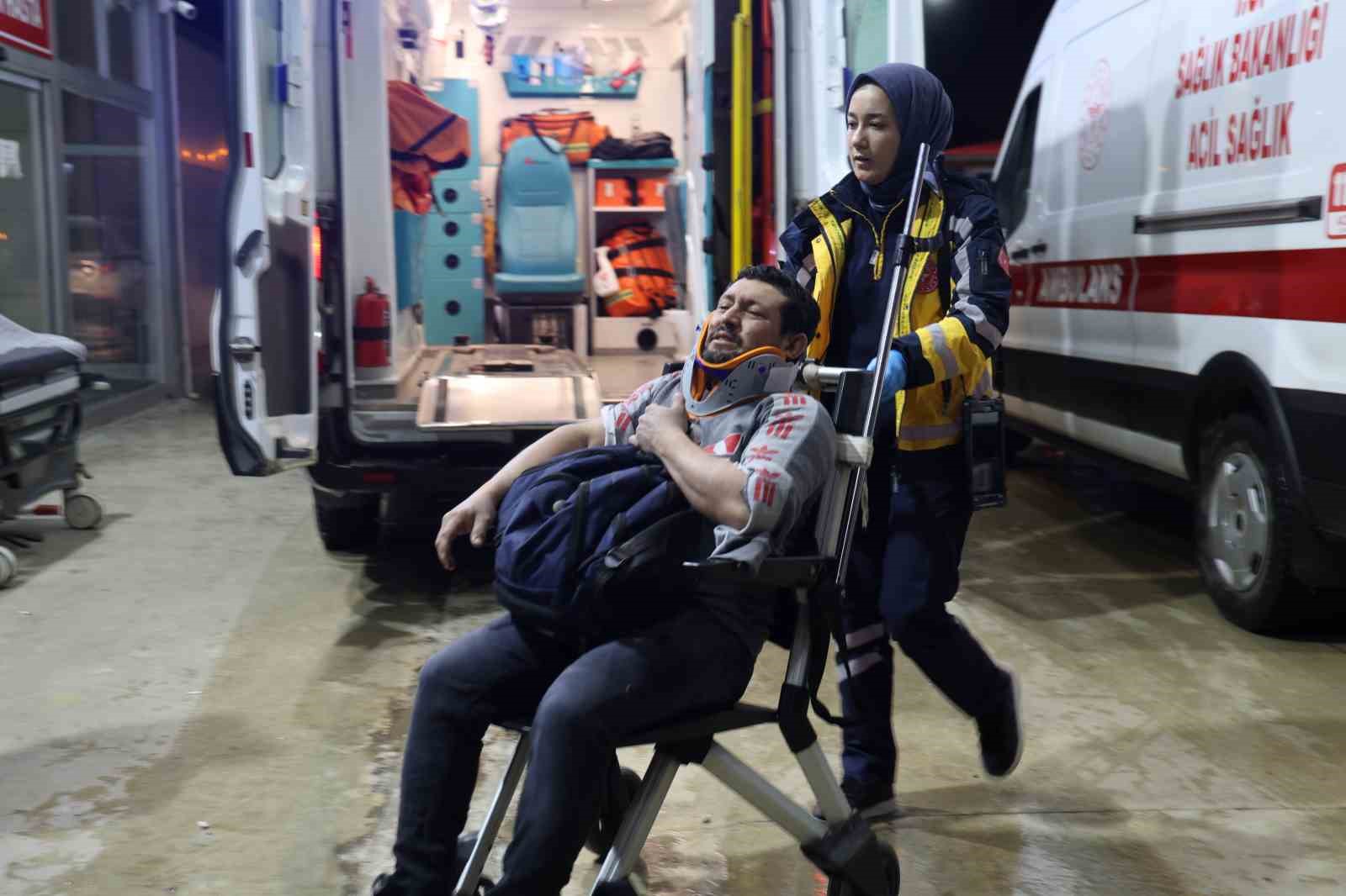 Adana’da fabrika işçilerini taşıyan minibüs devrildi: 13 yaralı
