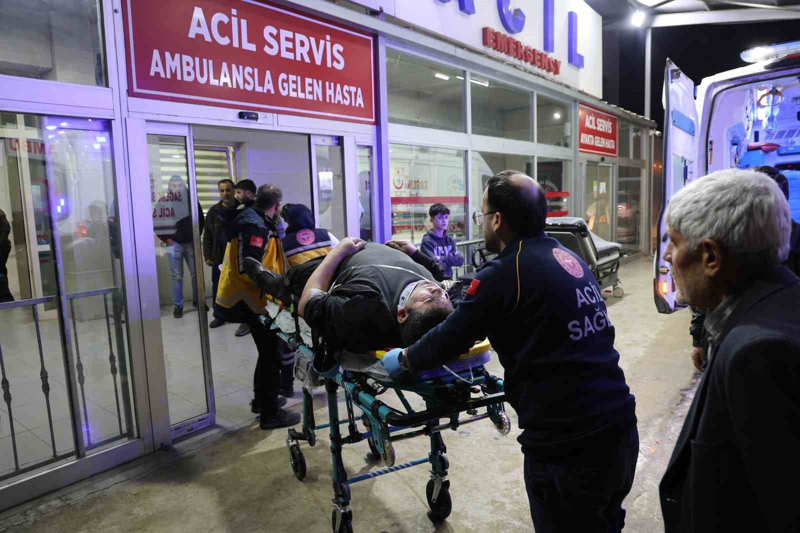 Adana’da fabrika işçilerini taşıyan minibüs devrildi: 13 yaralı
